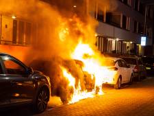 Twee geparkeerde auto’s gaan in vlammen op in Rotterdam