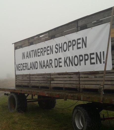 Boerenkar langs A4 met coronakritiek: ‘In Antwerpen shoppen, Nederland naar de knoppen!’