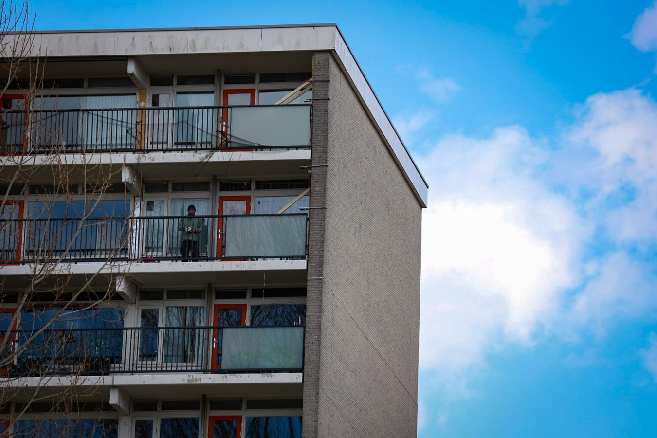Gevelstuk van Arnhemse flat laat los en dreigt te vallen omgeving afgezet Foto gelderlander.nl