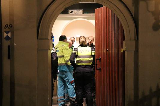 Hulpdiensten ontfermen zich over de zwaargewonde en halfnaakte man in Stadskasteel Oudaen.