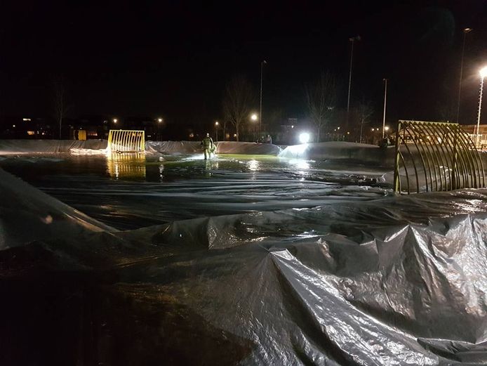 De brandweer is druk in de weer met de aanleg van een landijsbaan.
