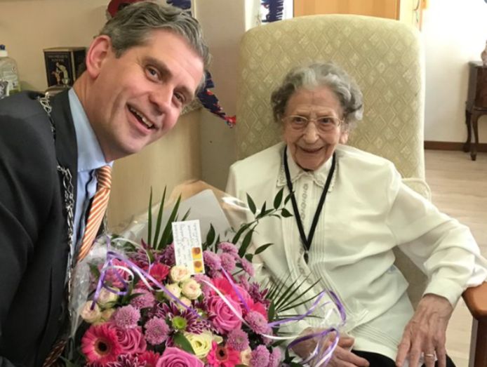 Vorig jaar bezocht burgemeester Wouter Kolff mevrouw Van Welzenis-Van Dalen nog op haar verjaardag, nu zit dat er niet in.