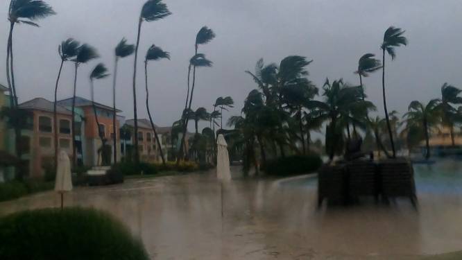 Koppel gevangen op hotelkamer tijdens Orkaan Fiona: “We zijn zelf aan het opruimen, de receptie kan niemand sturen omdat het te gevaarlijk is”