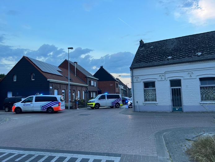 De Steenstraat in Lede werd afgesloten door de politie.