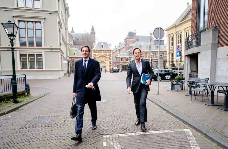 Wopke Hoekstra (CDA) en Mark Rutte (VVD) bij aankomst op het Plein in Den Haag voor een voortgangsgesprek met informateur Wouter Koolmees op 9 november. Beeld ANP