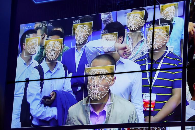 Gezichtsherkenningstechnologie op een veiligheidsbeurs in China. Beeld REUTERS