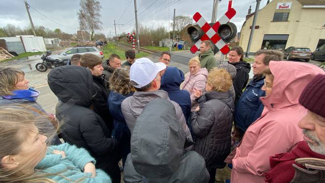 Blaasveldenaars hekelen sluiting van spooroverweg: “Het zou zorgen voor meer veiligheid, maar hierdoor moet het verkeer langs lagere school”