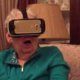 Video: oma wordt wild van 'virtual reality'-bril