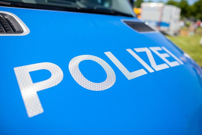 Een voetgangster heeft een dode baby op straat in Rostock, een stad in het noordoosten van Duitsland, gevonden.