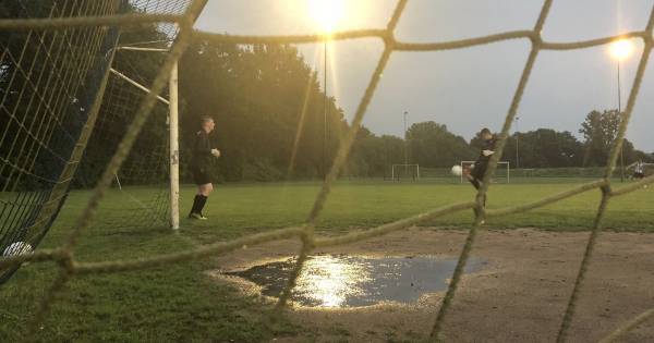 Geen scheidsrechter, veel regen en onweer, maar De Zwaluw wint inhaalduel