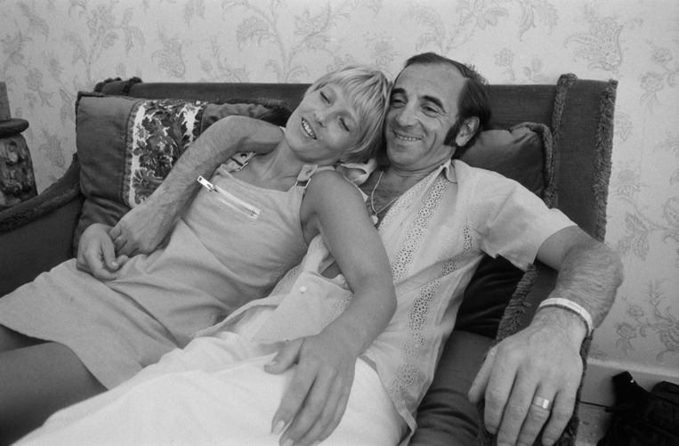 Charles Aznavour in juli 1968, op vakantie in Zuid-Frankrijk met zijn derde echtgenote, de Zweedse Ulla Thorsell. Beeld James Andanson