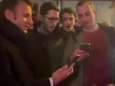 Opvallend: Macron wandelt na televisietoespraak door Parijs en sluit zich aan bij groepje zingende jongeren