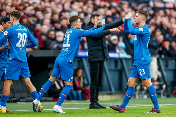 Thorgan Hazard kwam na 61 minuten in het veld bij PSV, een paar minuten later kreeg Armando Obispo een rode kaart.