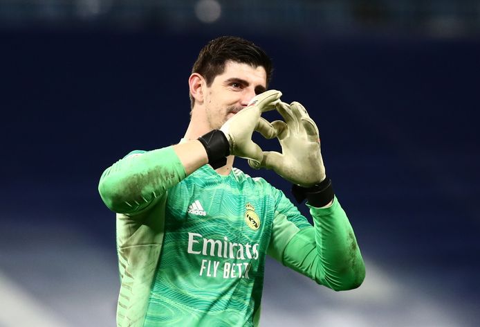 Thibaut Courtois maakt een hartjesgebaar.