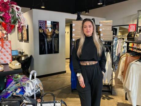 Britt houdt leegverkoop in haar kledingzaak in Enschede: 'Passie gevonden'