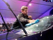 Rick van Stippent sleept na dik 48 uur record auto’s poetsen in de wacht: ‘Het was pittiger dan gedacht’ 