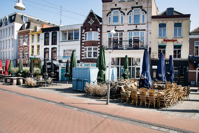 Lege terrassen bij Heidi's Skihut en Drie Gezusters in de Molenstraat in Nijmegen vanwege corona.