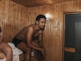 Is het echt gezond en maakt naakt zijn een verschil? Concrete tips van de saunameester: “Blijf minstens zo lang zitten”