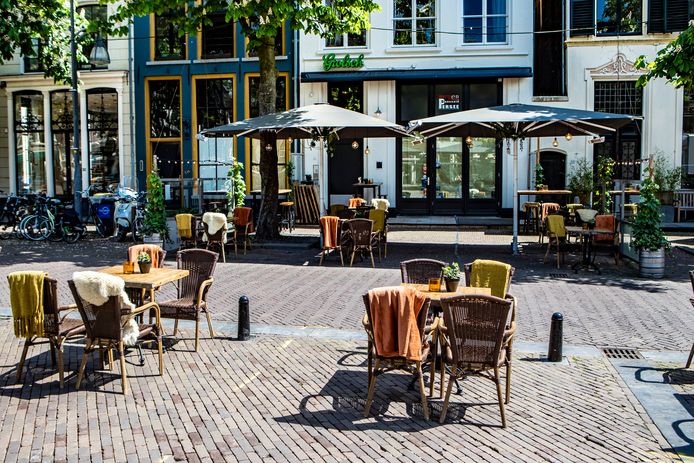 De horeca-ondernemers in Deventer zoeken ook bij de buren naar extra ruimte voor hun terrassen