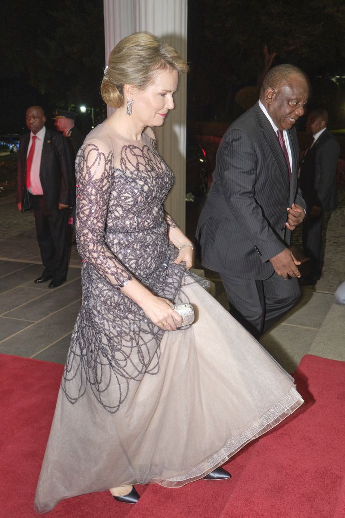 Koningin Mathilde bij aankomst aan de presidentiële residentie.