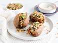 Wat Eten We Vandaag: Gevulde zoete aardappel met quinoa en tahinidressing