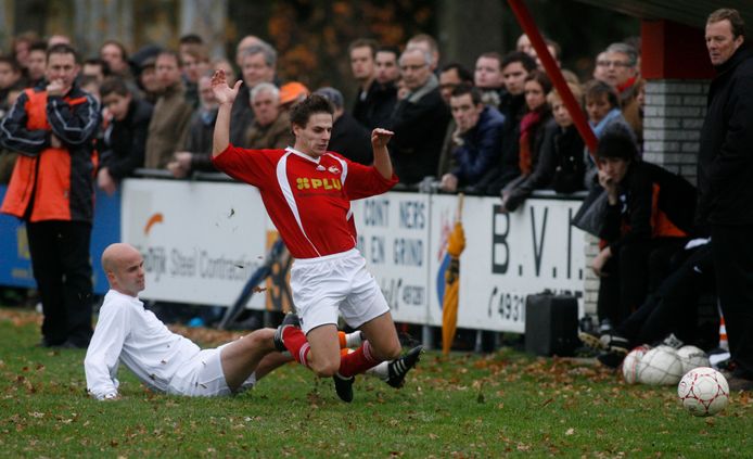 Budel-verdediger Mikel de Windt vloert Mart Tunissen van Rood-Wit'67 in de derby op 15 november 2009. Zaterdag treffen beide ploegen elkaar weer op sportpark D'n Opkikker in Budel-Dorplein.