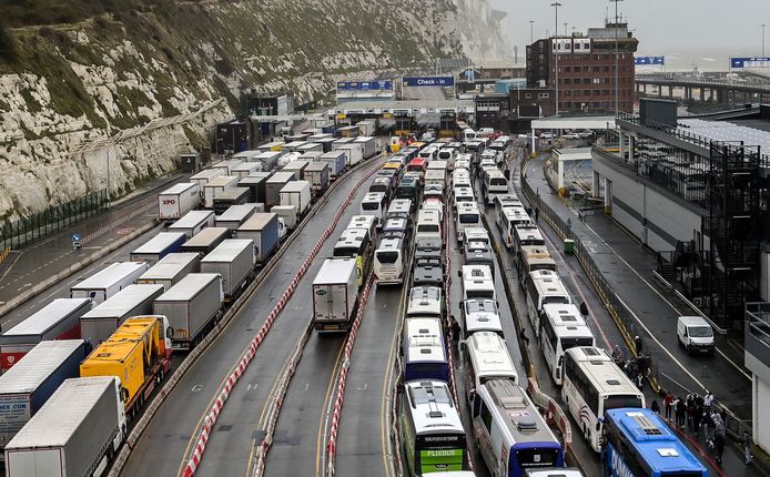 Vrachtwagens en bussen schuiven aan voor de veerboot van Calais naar Dover.