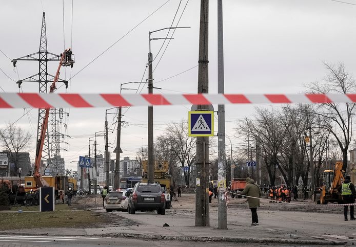 Arbeiders repareren een vernielde hoogspanningslijn in Kiev.