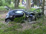 Auto botst tegen boom bij Vorden, inzittenden gewond