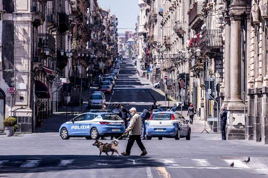 De politie controleert of de lockdownmaatregelen worden nageleefd in Catania, op het Italiaanse eiland Sicilië.