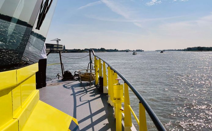 Op de rivier bij Gorinchem kwam de bemanning van RWS73 een schipper van een plezierjacht tegen die midden in de vaarweg voer.
