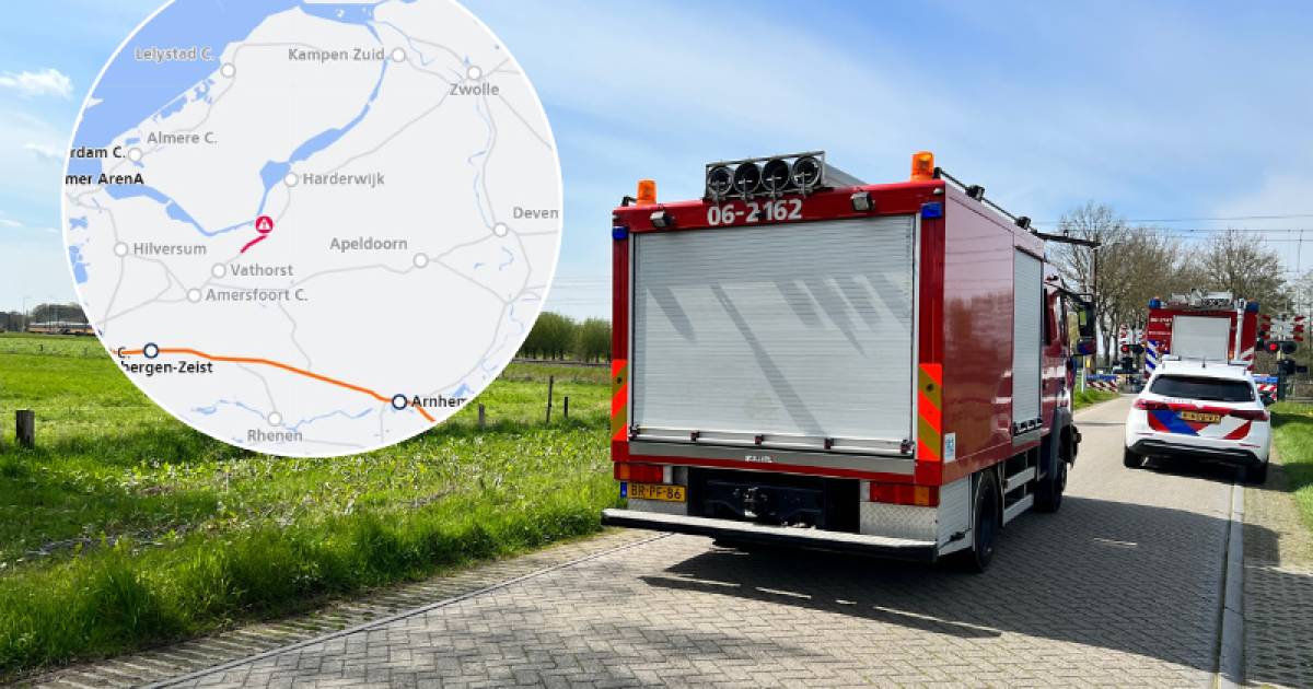 Aanrijding Putten: twee volle treinen stil op het spoor, trein- en wegverkeer gestremd.