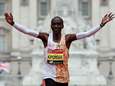 Kipchoge wint in Londen 10de marathon op rij in tweede tijd ooit