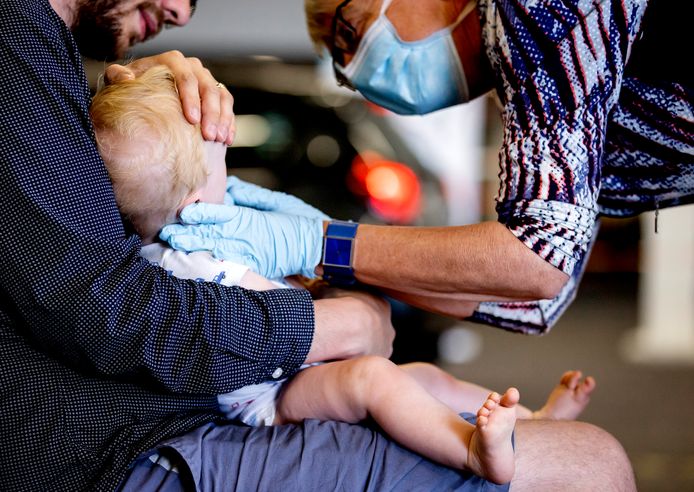 Medewerkers van de GGD Utrecht nemen coronatesten af in een teststraat in Houten. Iedereen die klachten heeft die lijken op symptomen van het coronavirus, kan zich laten testen. ANP KOEN VAN WEEL