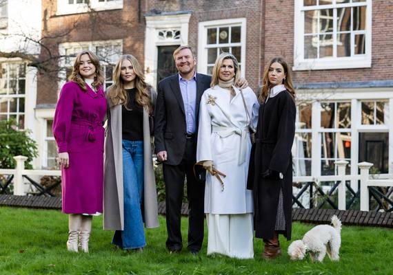 Royal fotomomentje: Willem-Alexander en Máxima herenigd met Amalia, Alexia en Ariane in Amsterdam