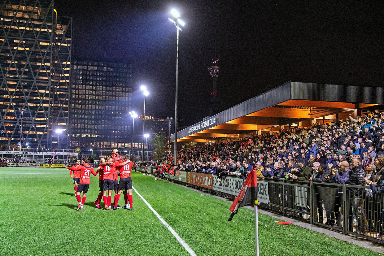 Fans van AFC bekijken de bekerwedstrijd tegen Heerenveen, de club staat tussen de kantoorkolossen van de Zuidas op peperdure grond. AFC kwam op voorsprong, maar zou uiteindelijk met 1-2 verliezen. Beeld Guus Dubbelman / de Volkskrant