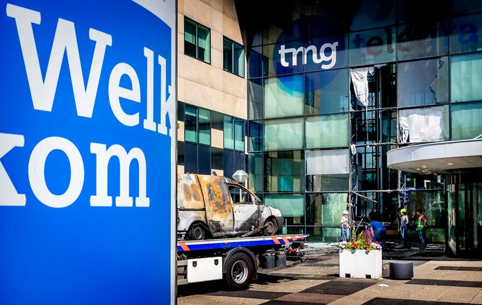 In 2018 reed een bestelwagen door de glazen voorkant van het hoofdkantoor van de krant De Telegraaf.