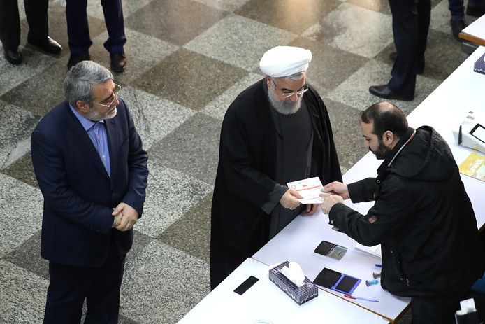 President Hassan Rouhani brengt zijn stem uit.