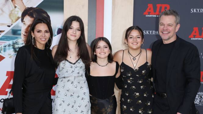 Unicum: Matt Damon poseert met vrouw en drie dochters op rode loper van nieuwe film
