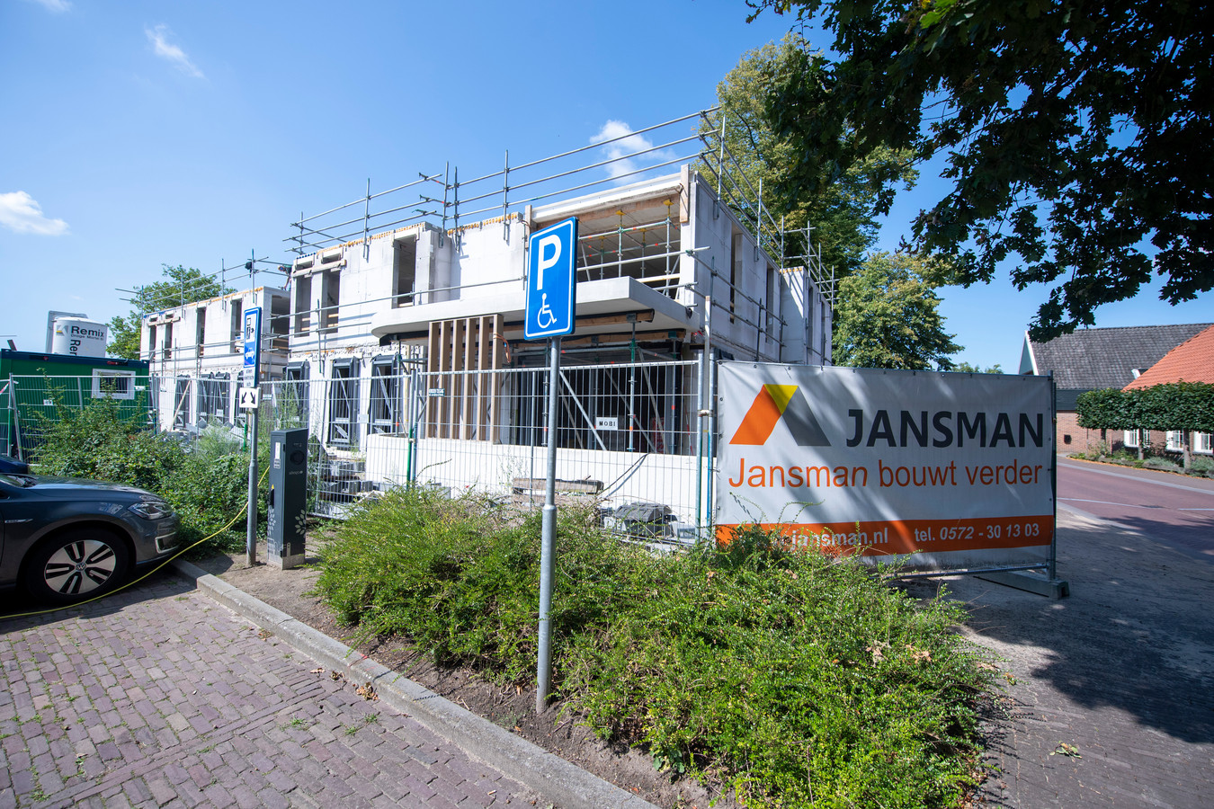 Op de locatie van de voormalige apotheek Schotman aan de Dorpsstraat in Hellendoorn worden appartementen gebouwd. Er bestaan plannen voor de bouw van nog veel meer appartementen in de dorpskom. Daar is lang niet iedereen blij mee.