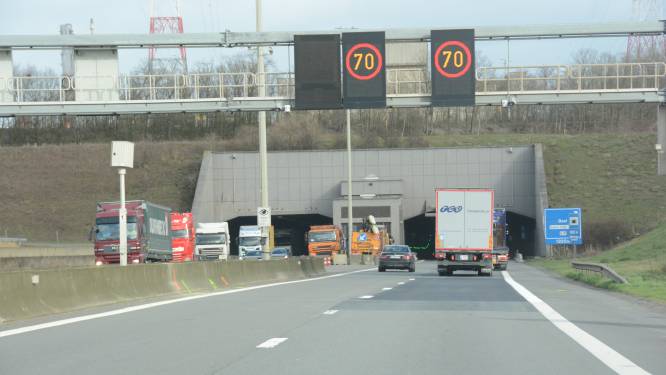 Ongeval met vrachtwagen: 20 minuten file op Antwerpse Ring richting haven vanaf knooppunt Beveren
