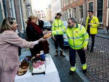 Vergeet ook deze helden niet: koffie en cake als waardering voor Utrechtse vuilnismannen