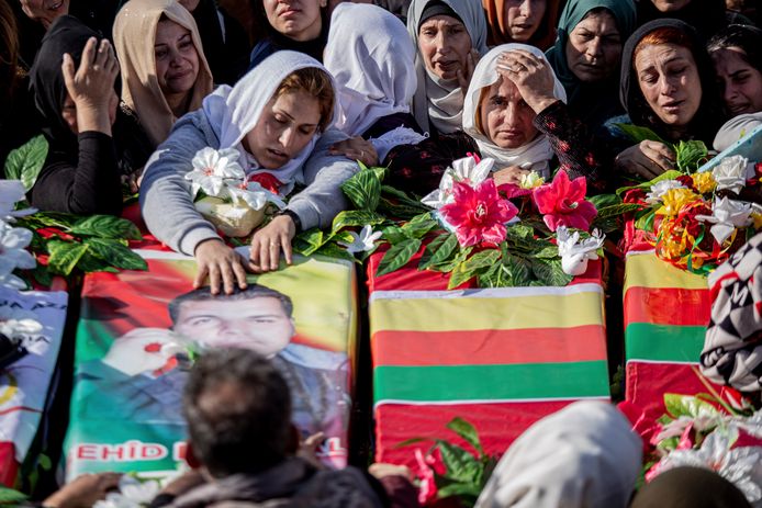 Syrische Koerden bij de begrafenis van mensen die afgelopen weekend door de Turkse aanvallen op het noorden van Syrië werden gedood.
