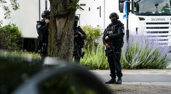 Politie op het Mediapark vandaag, waar de uitzendingen van RTL Boulevard werden hervat.