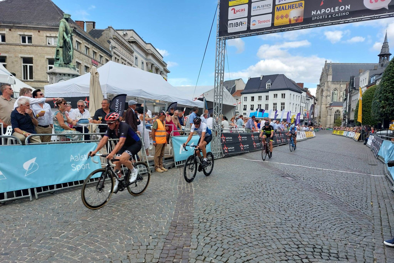 Peter De Clercq wint criterium voor Gentlemen, publiek stroomt toe