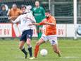 Levi de Wilde (Kon. HFC) en Mohamed El Makrini vechten om de bal.