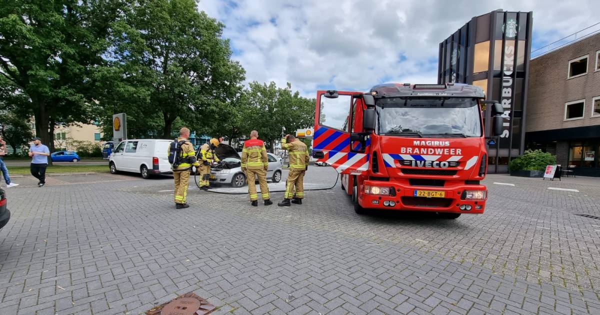 Autobrand aan Lange Amerikaweg in Apeldoorn: brandweer blust voertuig vlak naast tankstation.