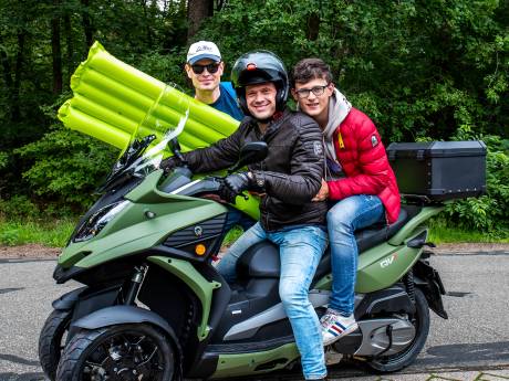 Klussen, toeren op de motor of in de Jaguar: zo vieren onze burgemeesters vakantie