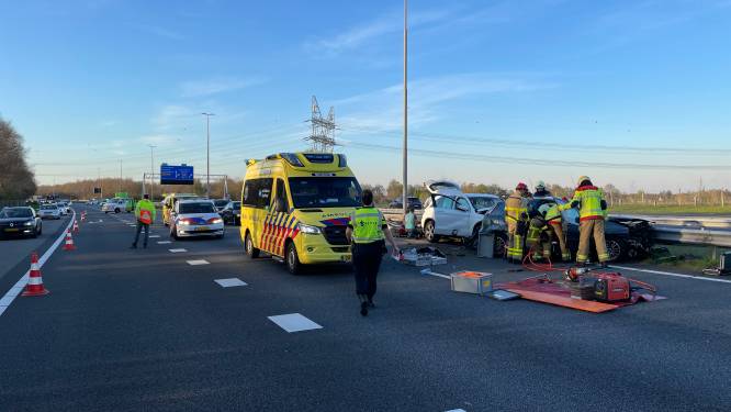 Twee auto’s belanden in de vangrail op A50 bij Hattem: twee gewonden, beide rijstroken dicht