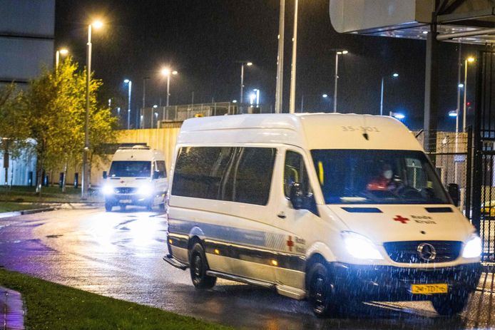 Les passagers infectés ont été transportés dans des véhicules de la Croix-Rouge de l'aéroport de Schiphol vers leur hôtel où ils ont été placés à l'isolement.